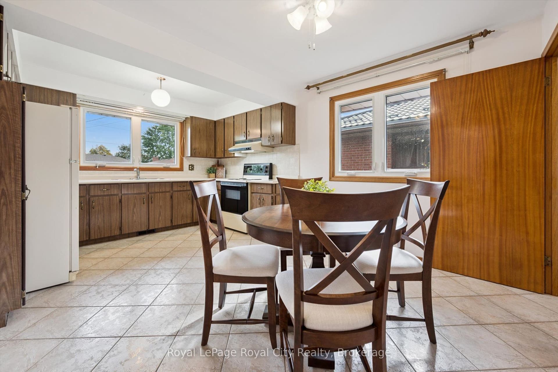 27 Palermo Crescent, Guelph, Wellington ON N1E 2J8 27 Palermo Crescent, Guelph, Wellington ON N1E 2J8