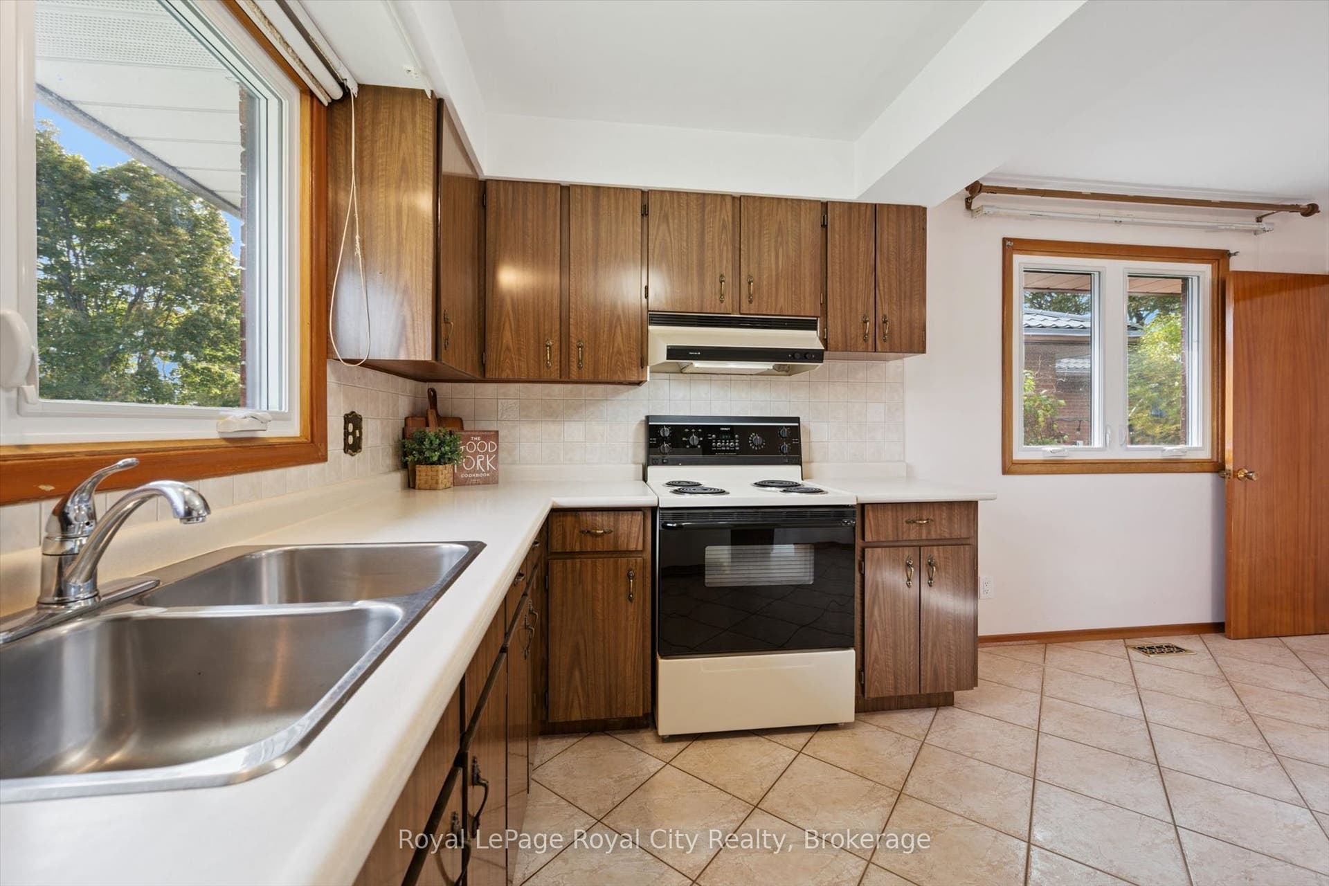 27 Palermo Crescent, Guelph, Wellington ON N1E 2J8 27 Palermo Crescent, Guelph, Wellington ON N1E 2J8