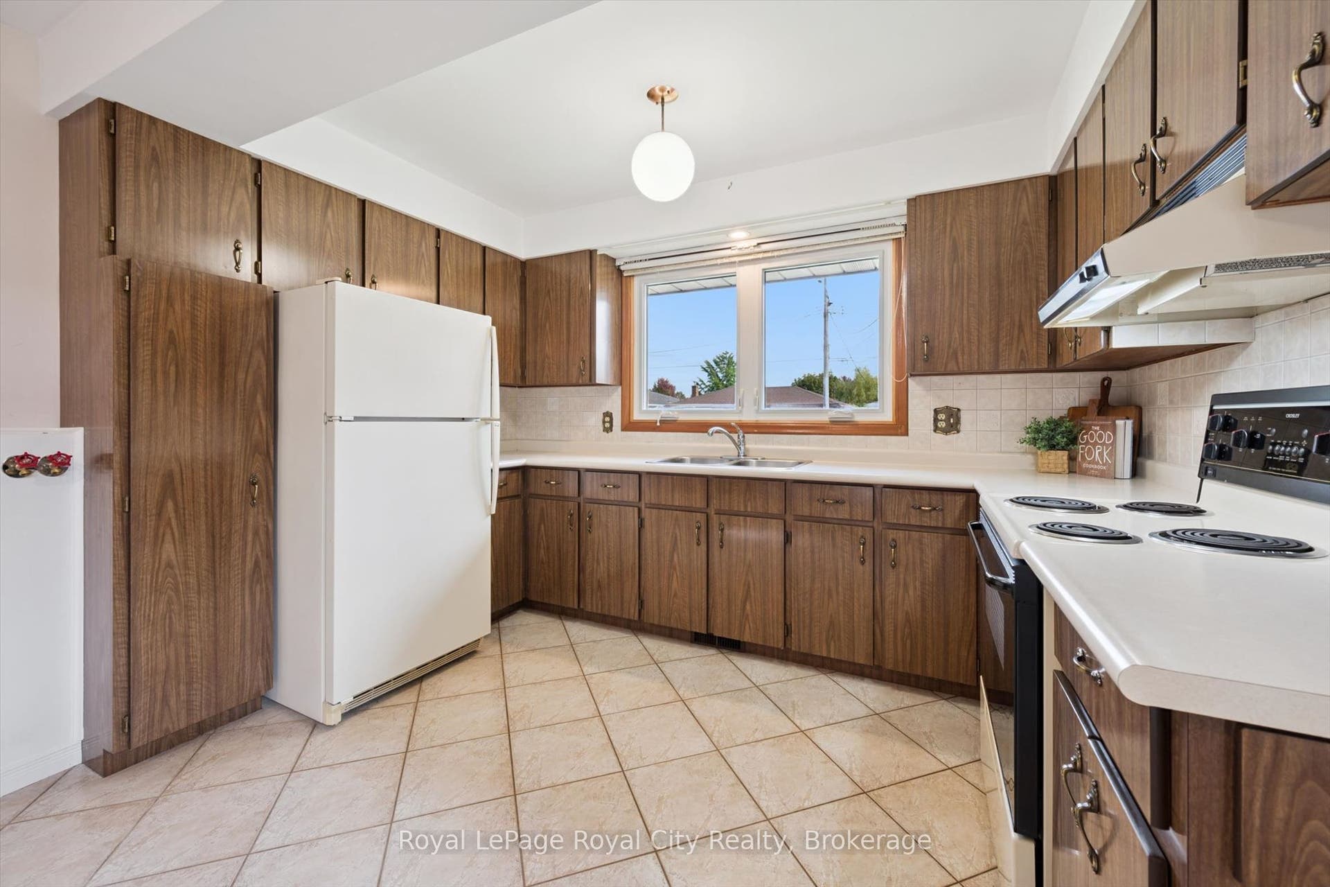 27 Palermo Crescent, Guelph, Wellington ON N1E 2J8 27 Palermo Crescent, Guelph, Wellington ON N1E 2J8