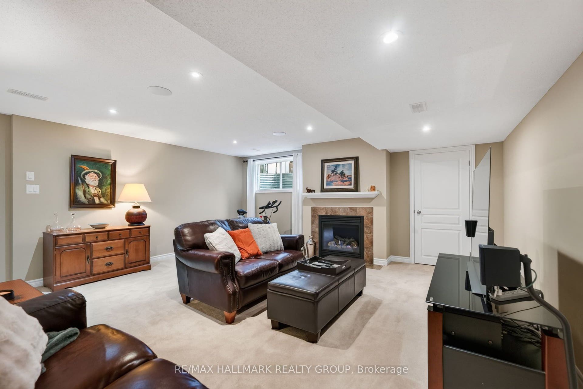 304 Celtic Ridge Crescent, Kanata, Ottawa ON K2W 0B8 Finished lower level, gas fireplace