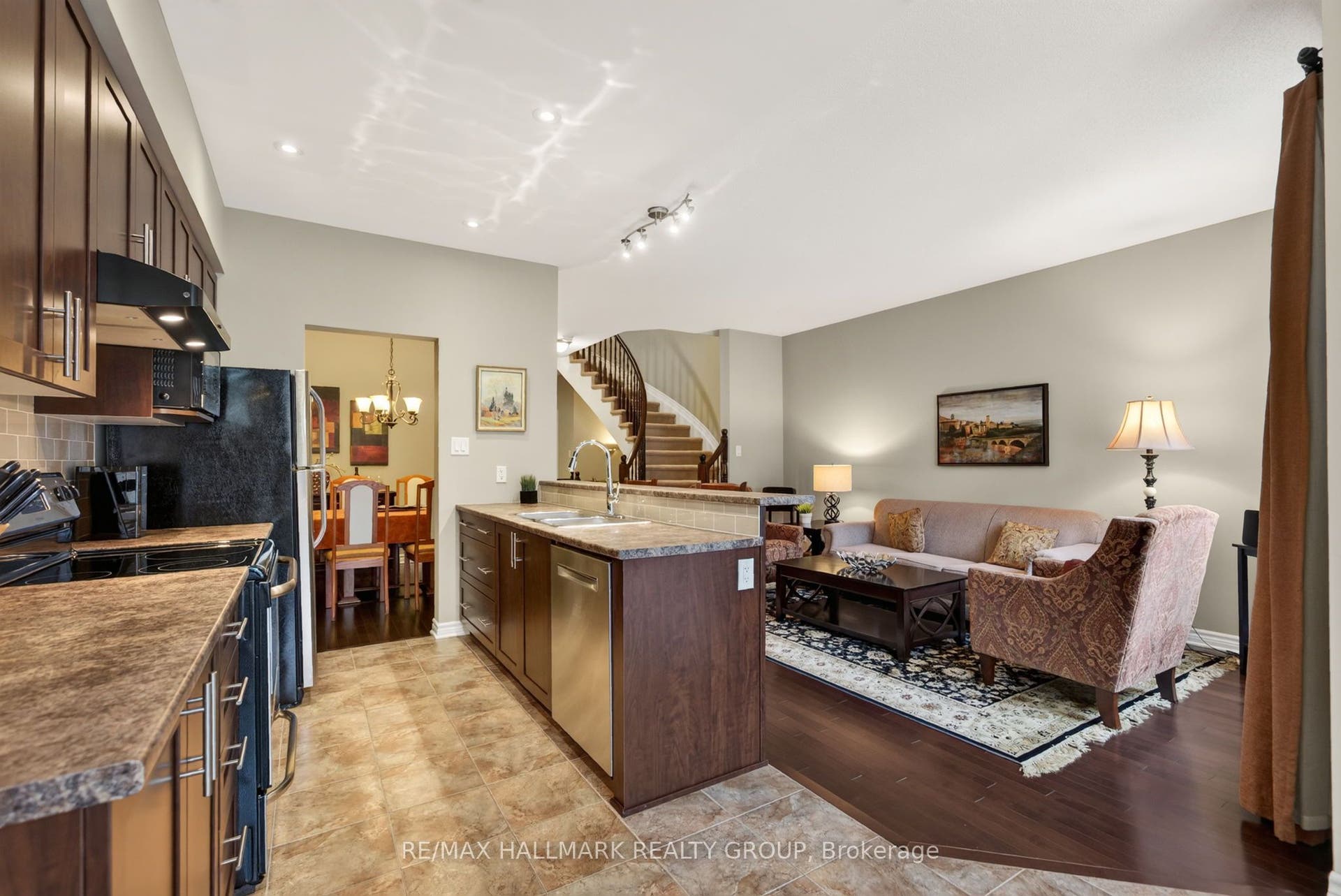 304 Celtic Ridge Crescent, Kanata, Ottawa ON K2W 0B8 open concept living