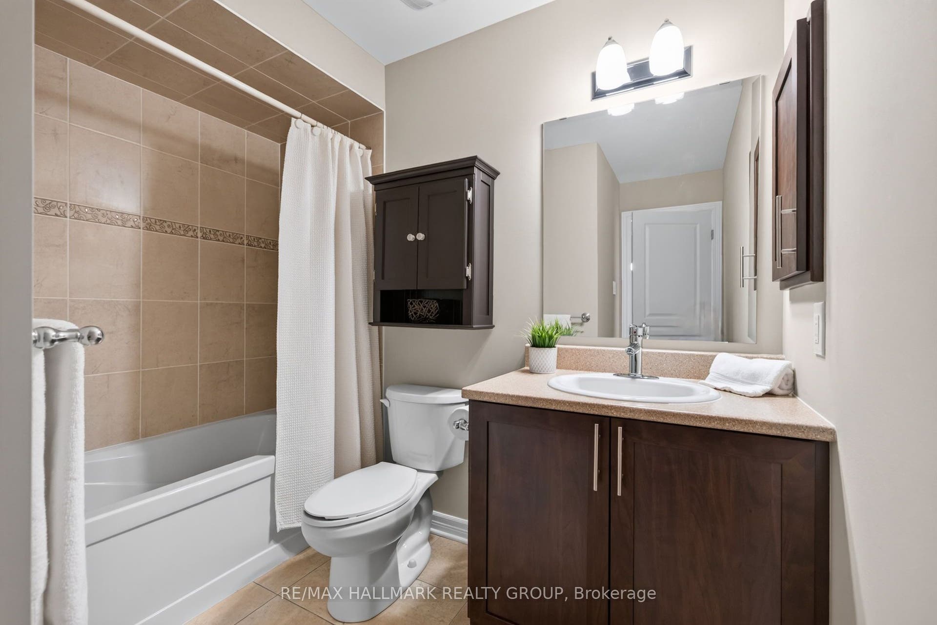 304 Celtic Ridge Crescent, Kanata, Ottawa ON K2W 0B8 Family bathroom