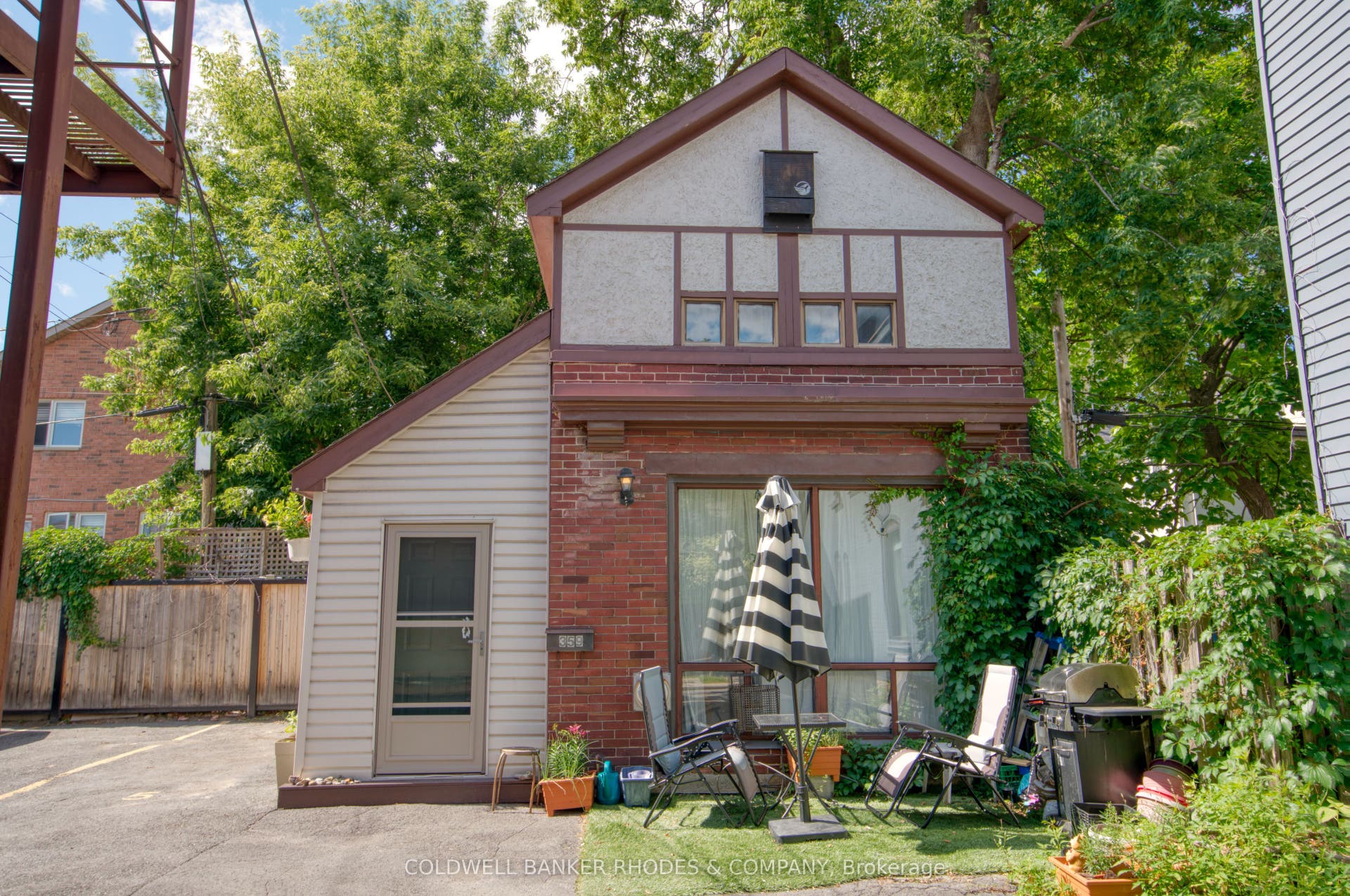 Exterior coach house