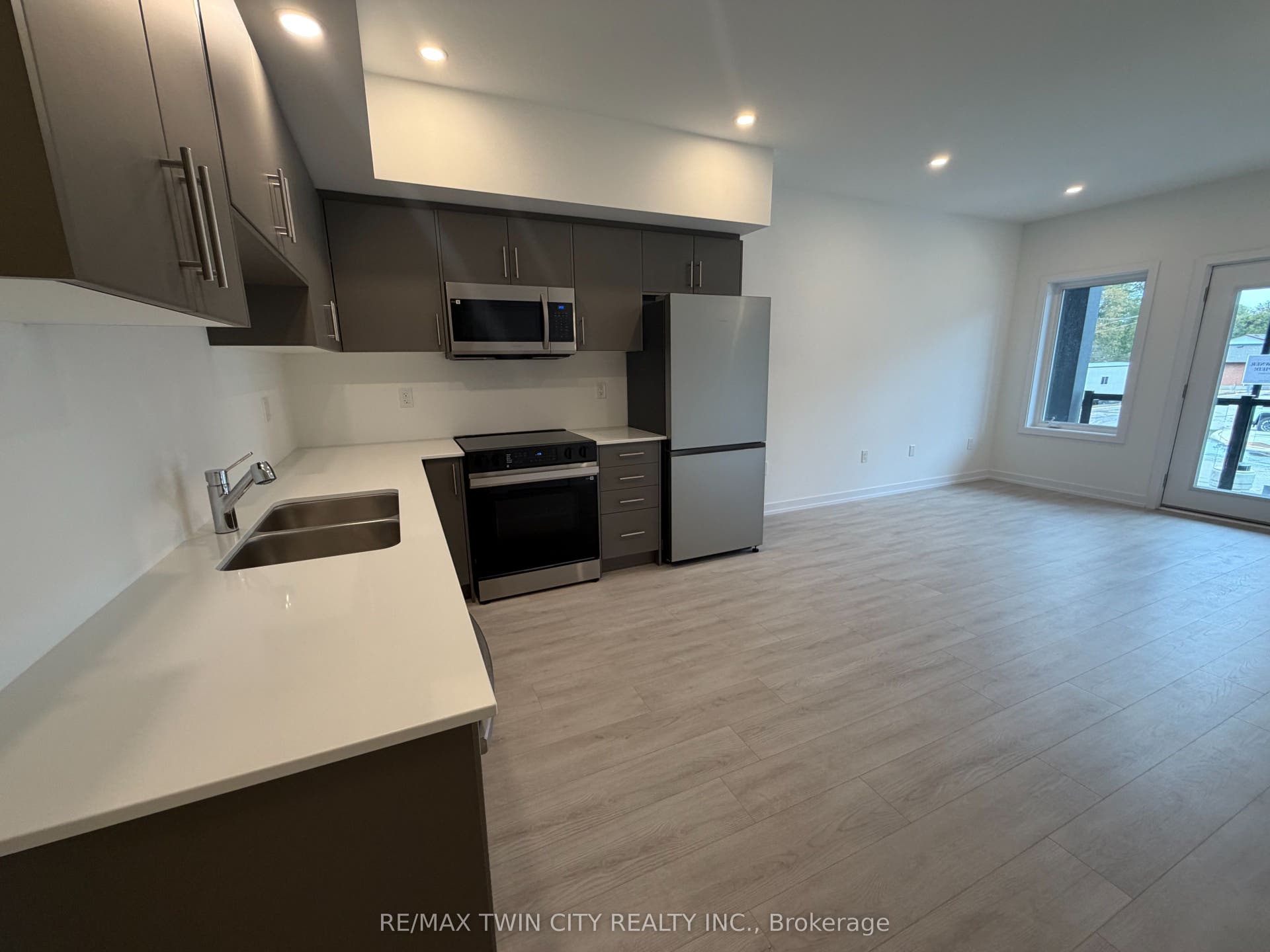 42 LOWES Road W, #80, Guelph, Wellington ON N1G 0K8 42 LOWES Road W, #80, Guelph, Wellington ON N1G 0K8
