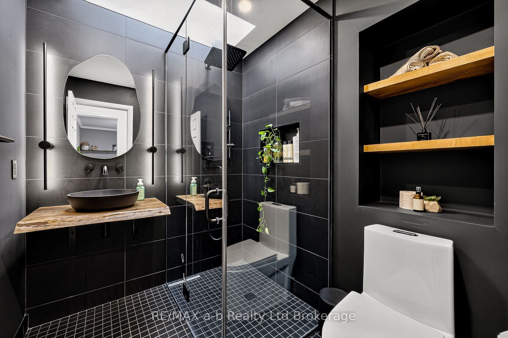 Upper main bathroom
