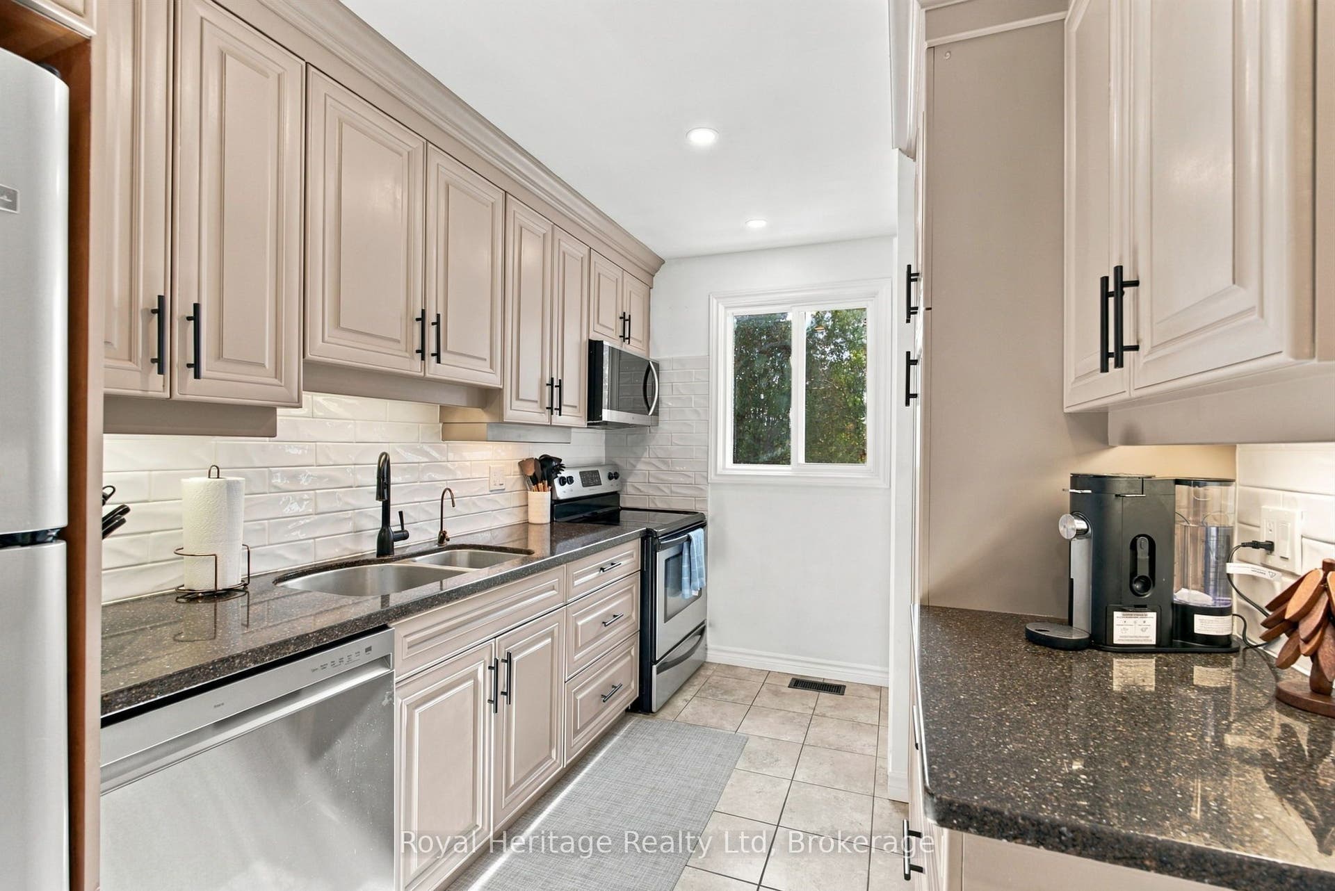 1533 Redwood Drive, Peterborough, Peterborough ON K9K 1B5
