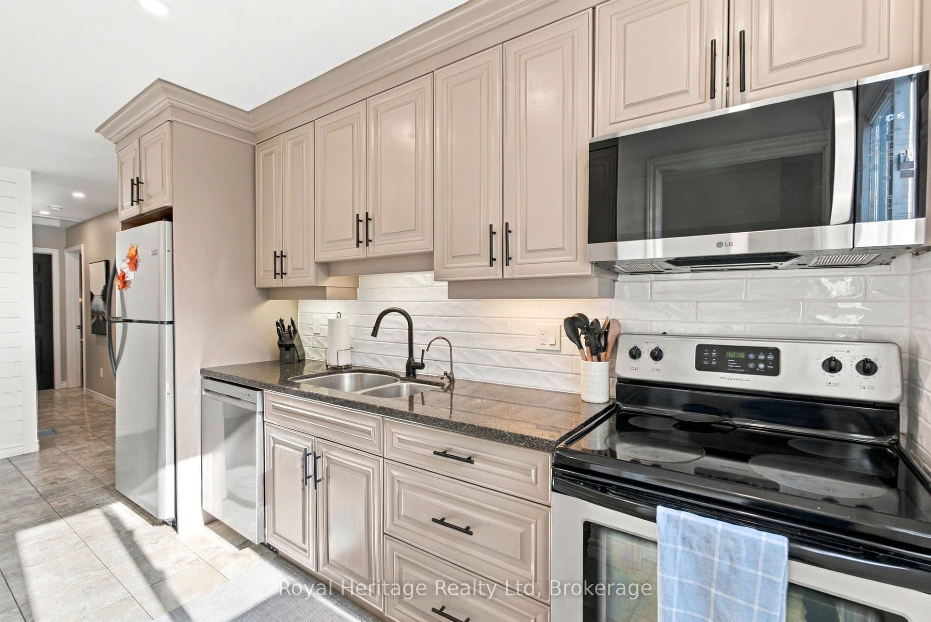 1533 Redwood Drive, Peterborough, Peterborough ON K9K 1B5