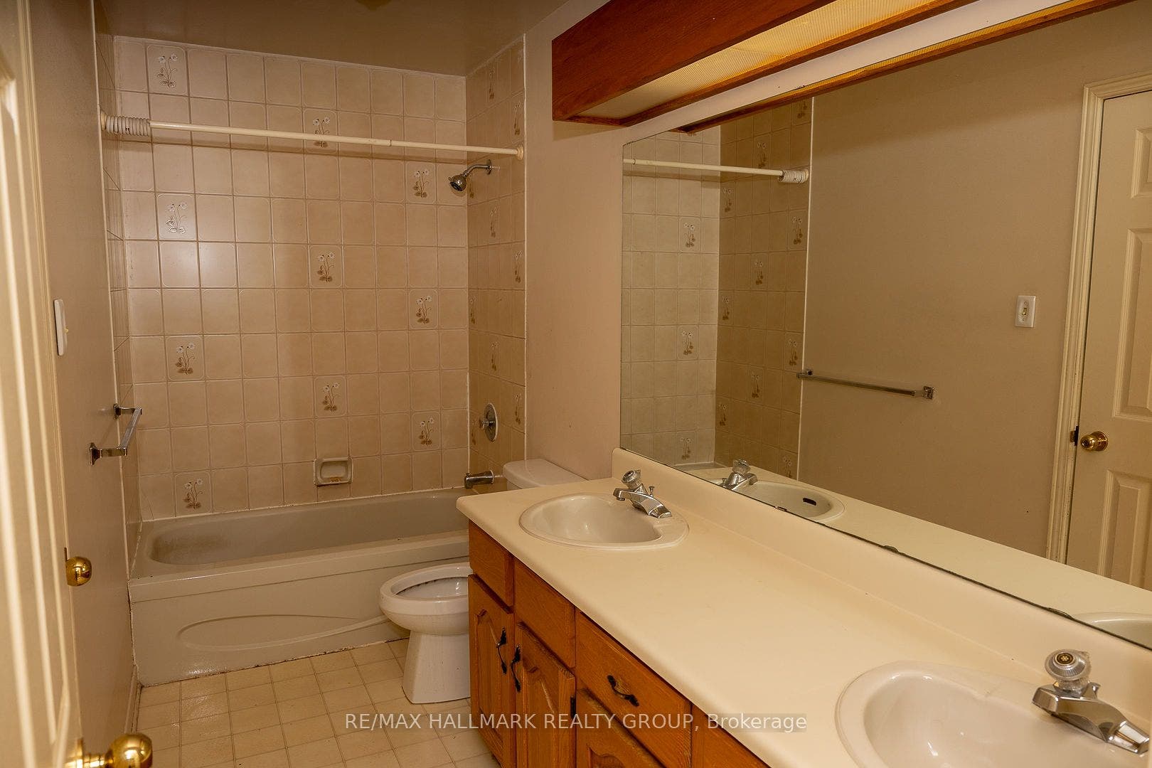 15 Birchdale Avenue, Crystal Bay - Rocky Point - Bayshore, Ottawa ON K2H 5A1 Main Bathroom