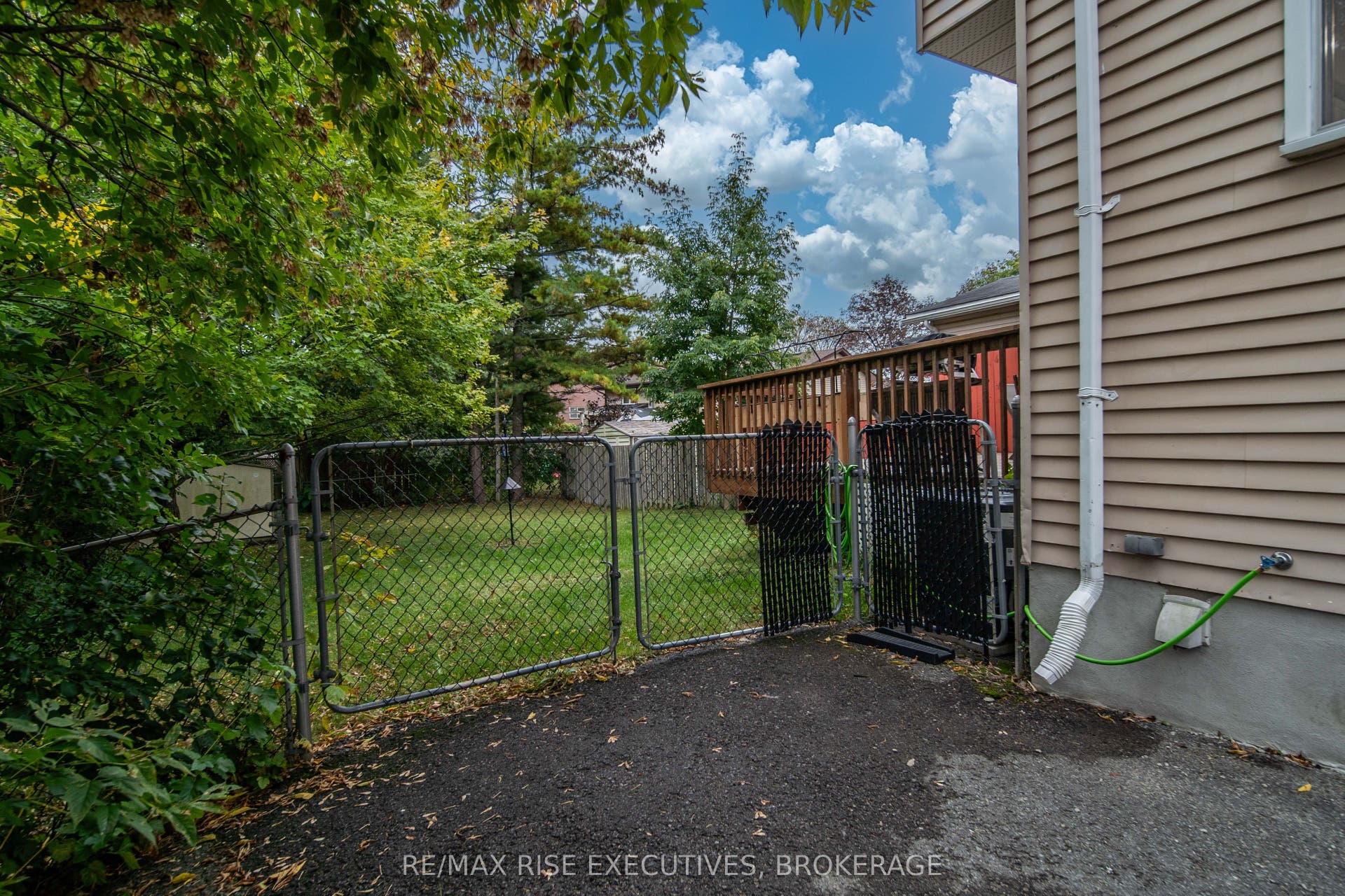 18 Carriage Court Avenue, Kingston, Frontenac ON K7K 5X2 18 Carriage Court Avenue, Kingston, Frontenac ON K7K 5X2