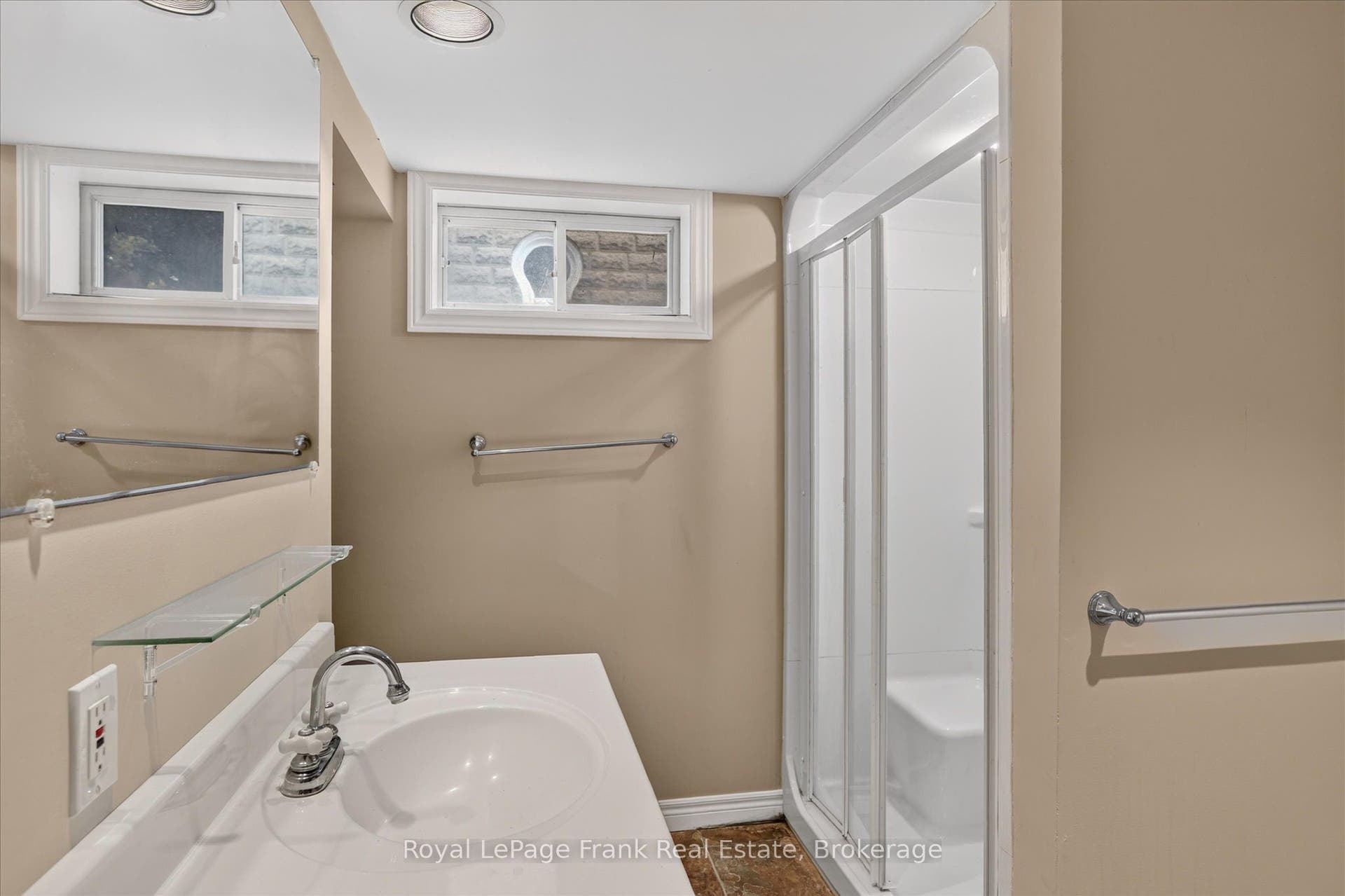 174 Sophia Street, Peterborough, Peterborough ON K9H 1E5