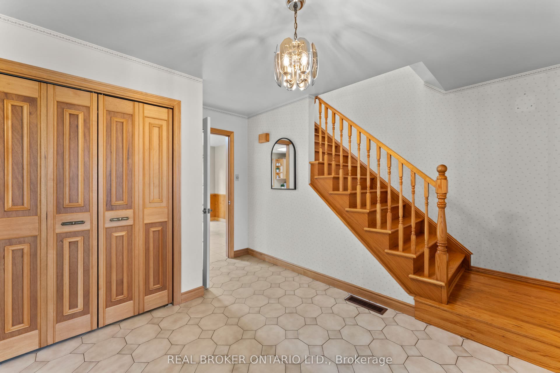 804 Pinewood Drive, Peterborough, Peterborough ON K9K 1L4