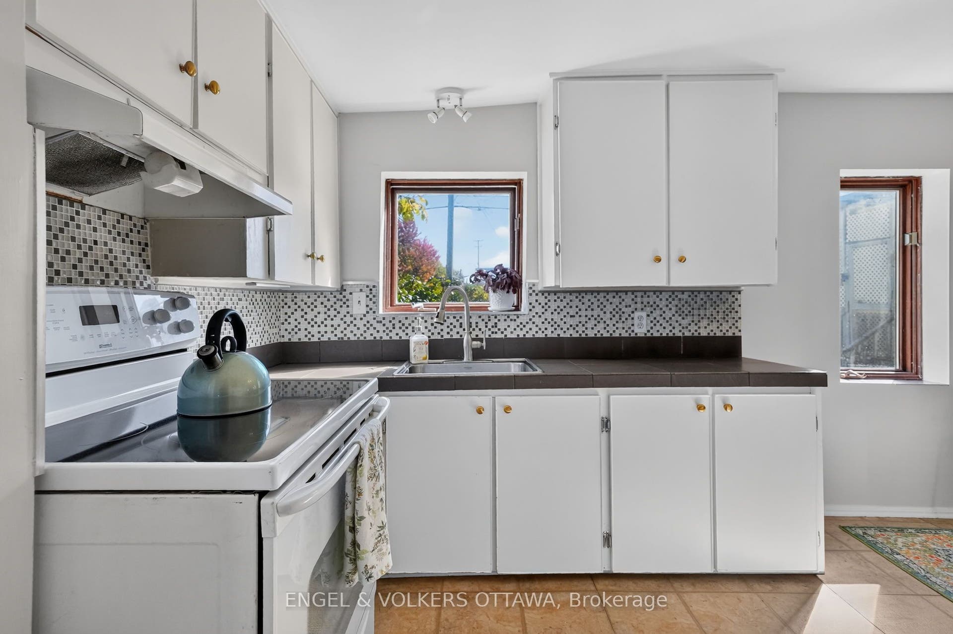 319 Savard Avenue, Vanier And Kingsview Park, Ottawa ON K1L 7S1