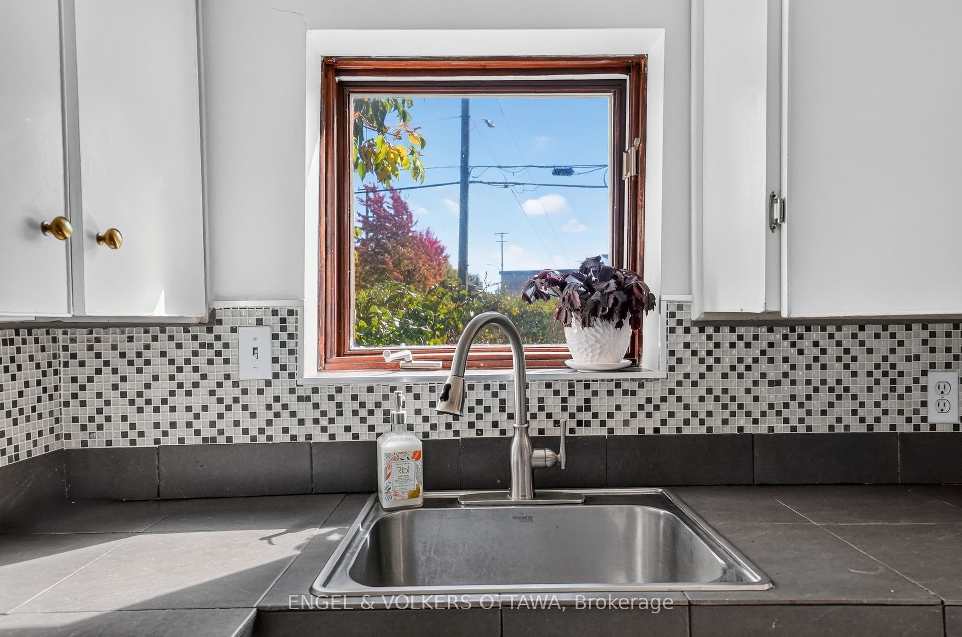 319 Savard Avenue, Vanier And Kingsview Park, Ottawa ON K1L 7S1