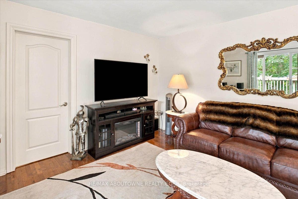 943 Mayfair Crescent, Kingston, Frontenac ON K7M 5S5 943 Mayfair Crescent, Kingston, Frontenac ON K7M 5S5