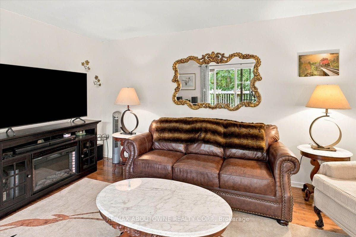 943 Mayfair Crescent, Kingston, Frontenac ON K7M 5S5 943 Mayfair Crescent, Kingston, Frontenac ON K7M 5S5