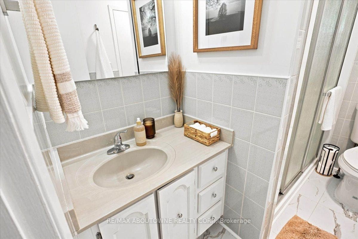 943 Mayfair Crescent, Kingston, Frontenac ON K7M 5S5 943 Mayfair Crescent, Kingston, Frontenac ON K7M 5S5