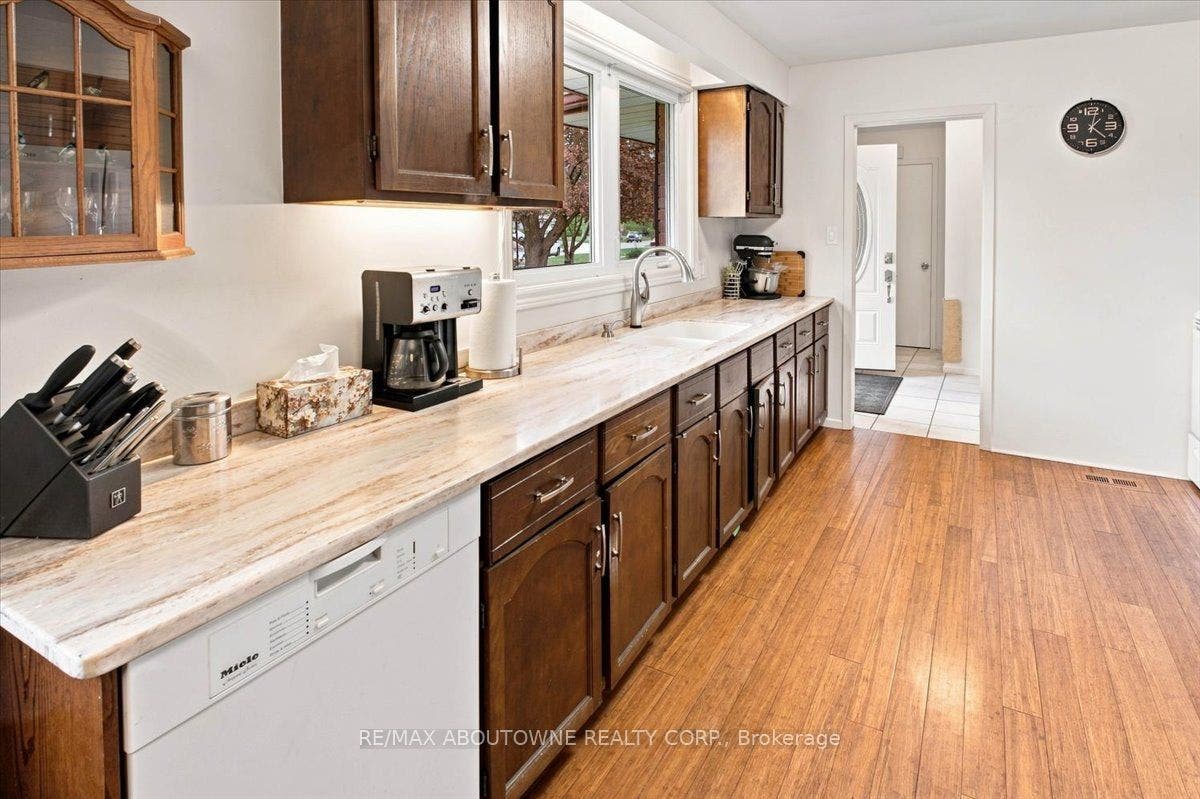 943 Mayfair Crescent, Kingston, Frontenac ON K7M 5S5 943 Mayfair Crescent, Kingston, Frontenac ON K7M 5S5