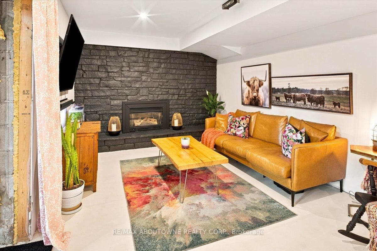 943 Mayfair Crescent, Kingston, Frontenac ON K7M 5S5 943 Mayfair Crescent, Kingston, Frontenac ON K7M 5S5