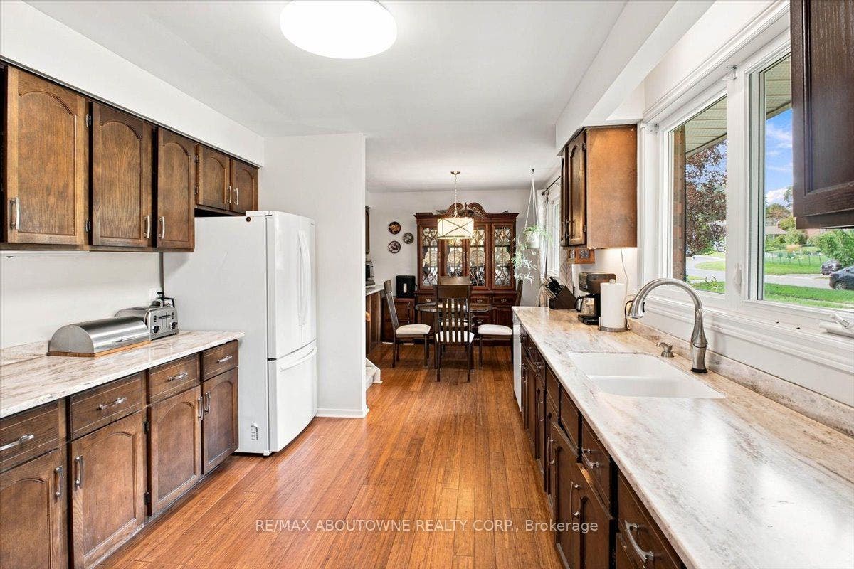 943 Mayfair Crescent, Kingston, Frontenac ON K7M 5S5 943 Mayfair Crescent, Kingston, Frontenac ON K7M 5S5