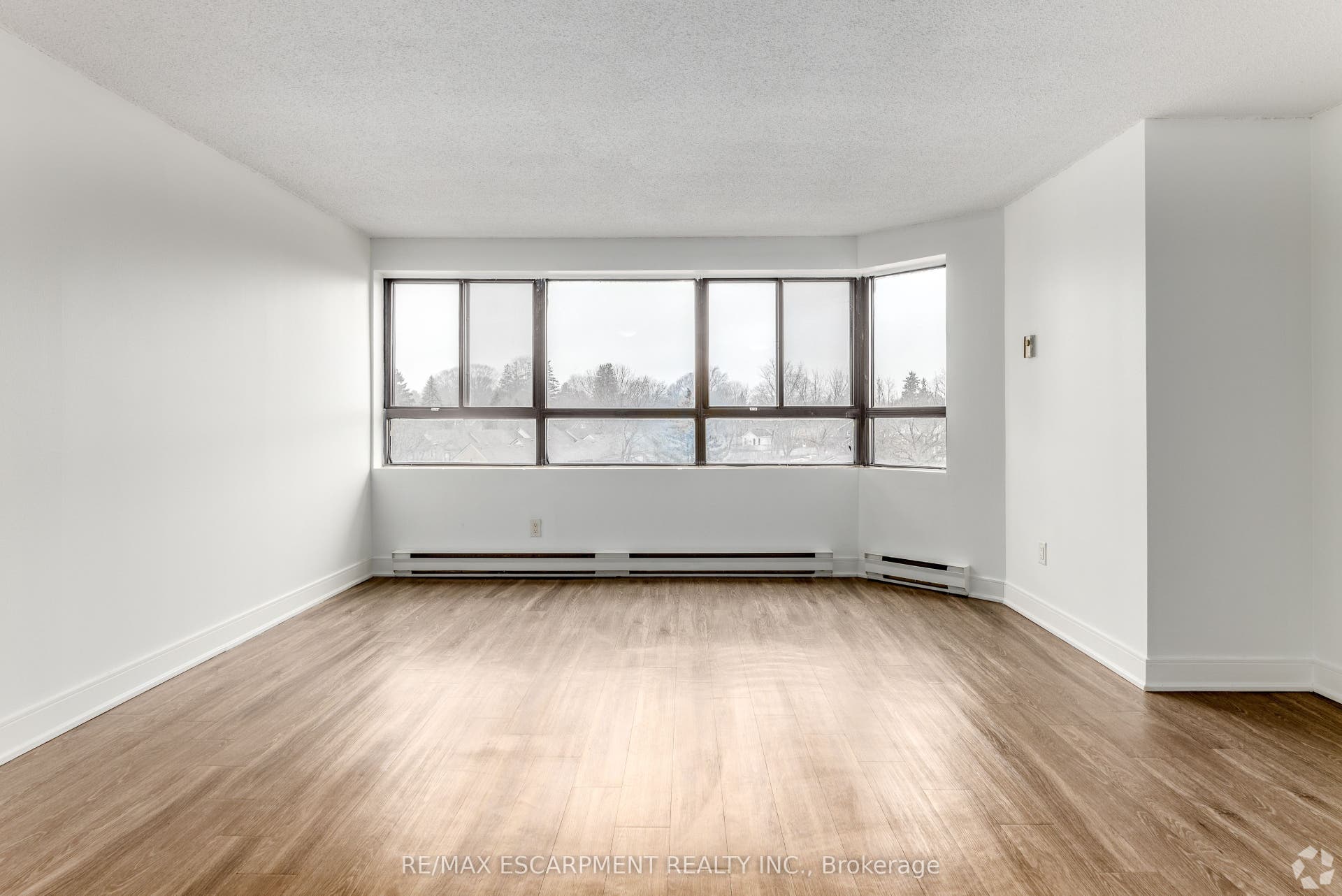 565 Belmont Avenue W, #0033, Kitchener, Waterloo ON N2M 5E7 Living/Dinging