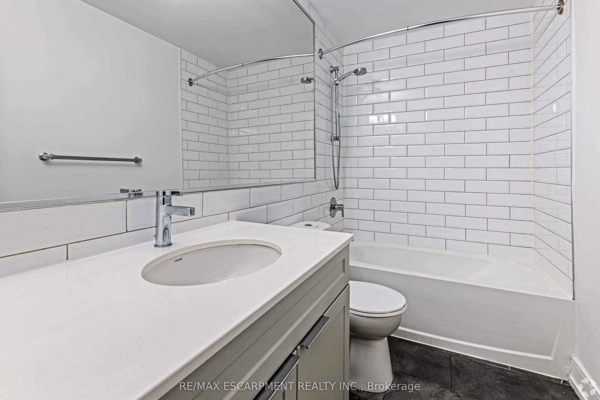 565 Belmont Avenue W, #0033, Kitchener, Waterloo ON N2M 5E7 Bathroom