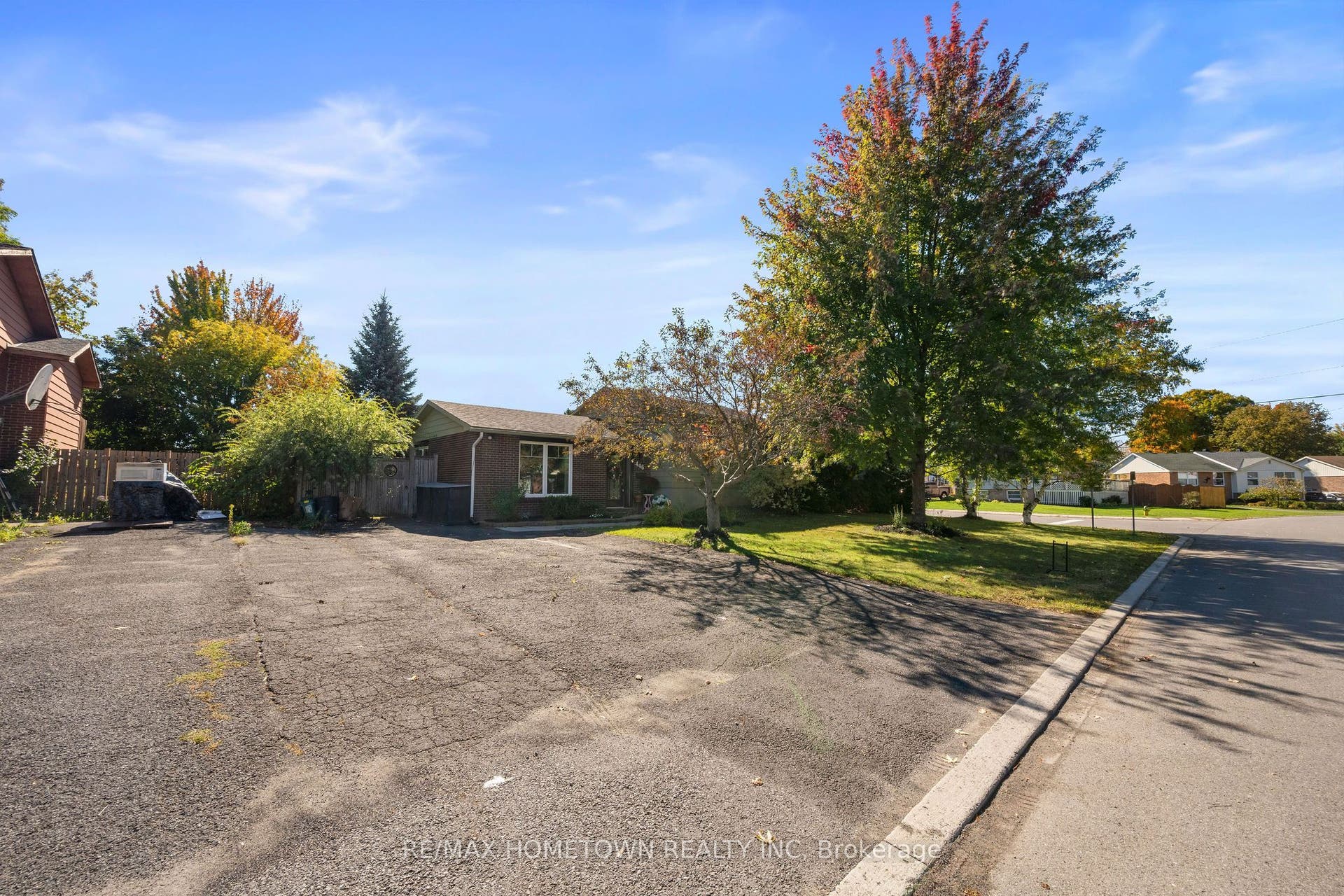 Spacious driveway, direct access to fenced in yard