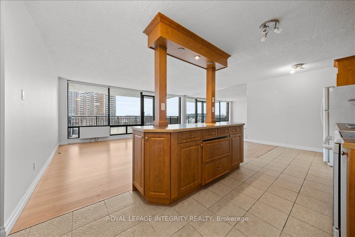 1190 Richmond Road, #703, Woodroffe, Ottawa ON K2B 8J3