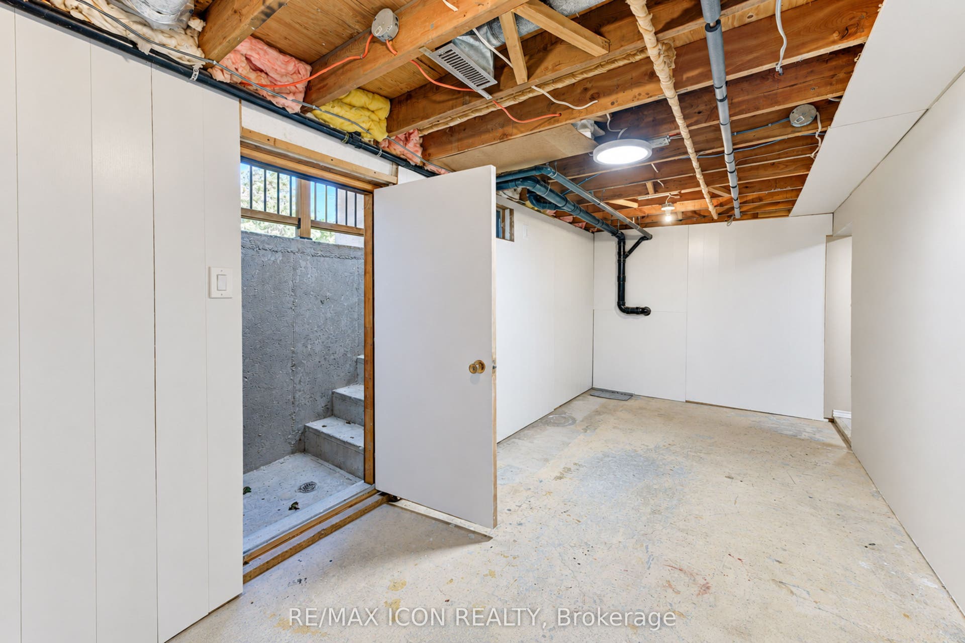64 Lowrey Avenue S, Cambridge, Waterloo ON N1R 4Z8 64 Lowrey Avenue S, Cambridge, Waterloo ON N1R 4Z8