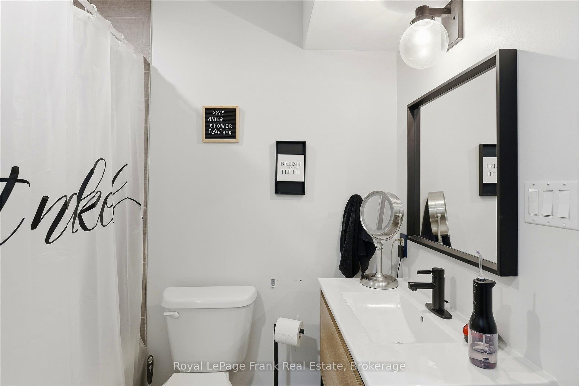 956 Weller Street, Peterborough, Peterborough ON K9J 4Y2