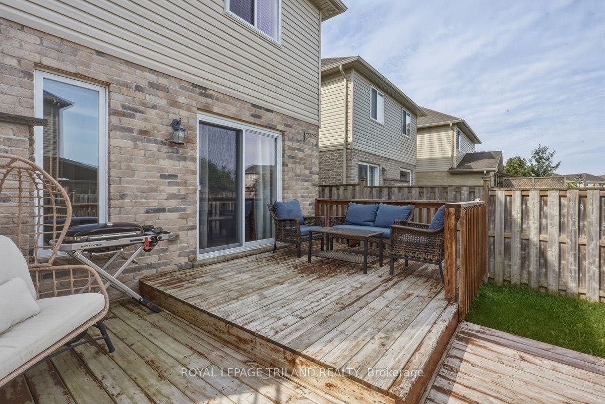 Backyard: Great Deck for Entertaining!