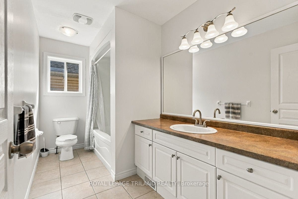 Upper: 4-Piece Bathroom