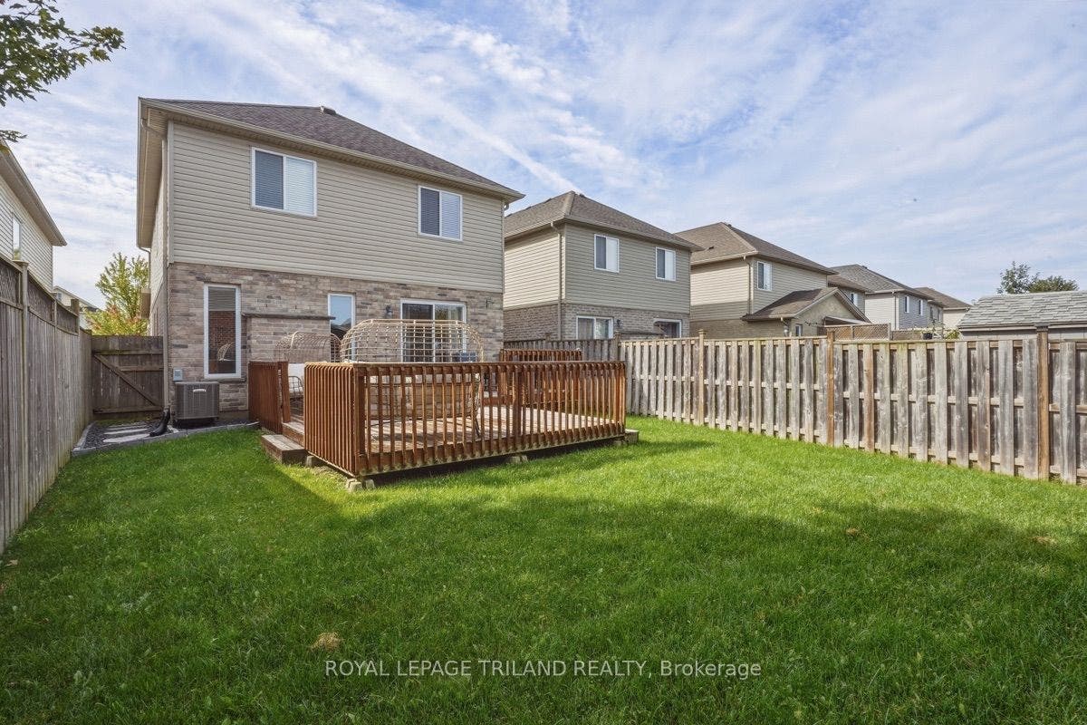 Backyard: Great Yard Space!