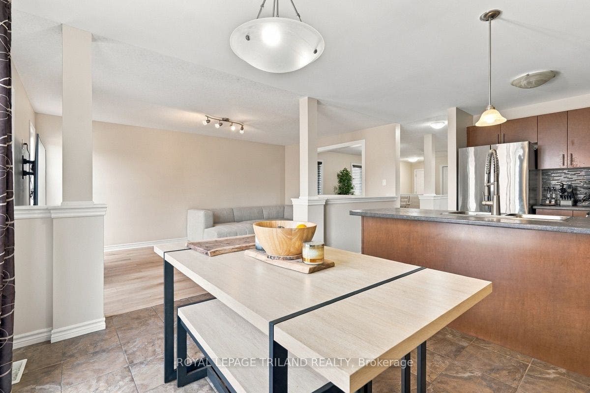 Main: Eating Area in the Kitchen