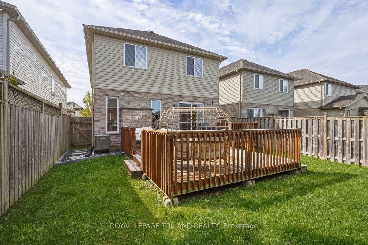 Backyard: Great Deck for Entertaining!