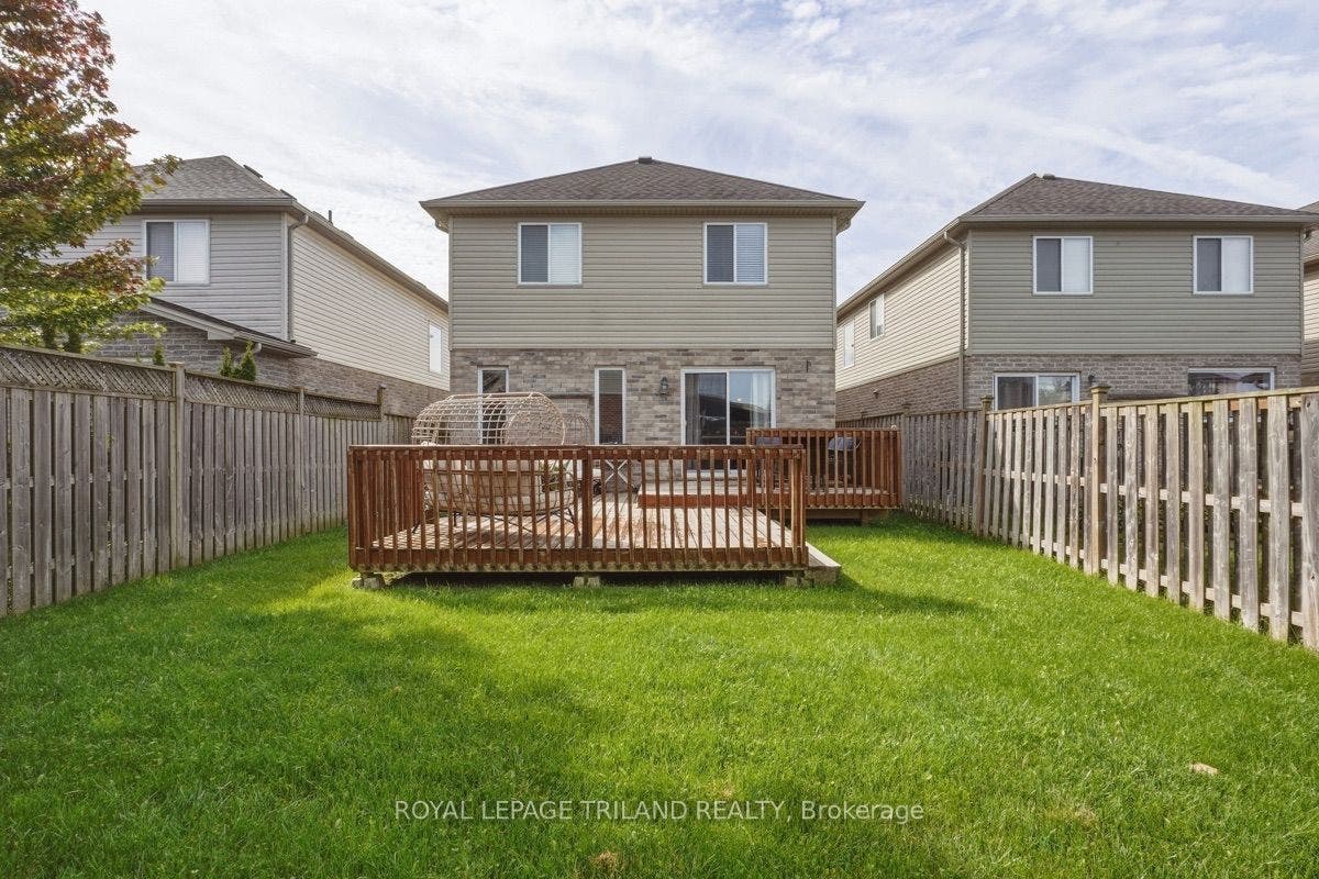 Backyard: Great Yard Space!