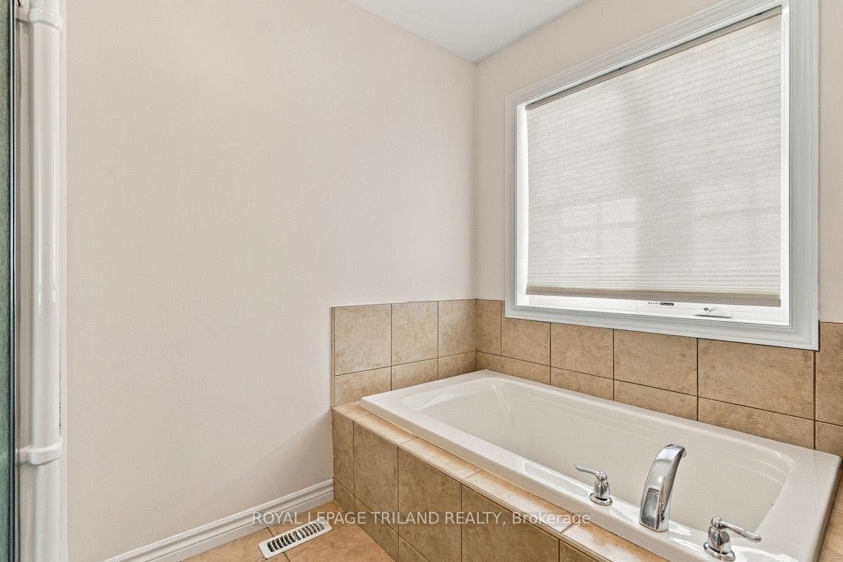 Upper: 4-Piece Primary Ensuite