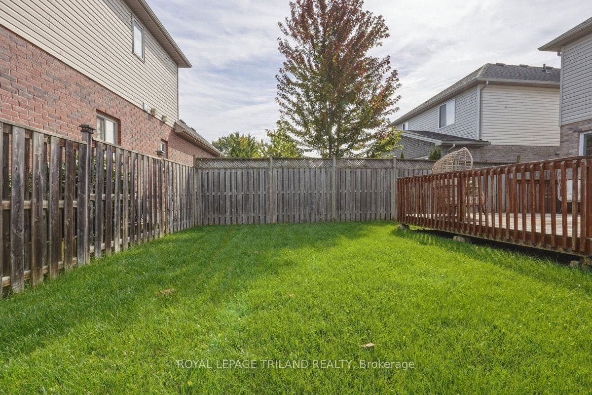 Backyard: Great Yard Space!