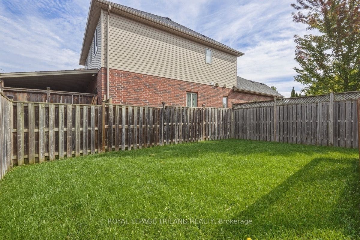Backyard: Great Yard Space!
