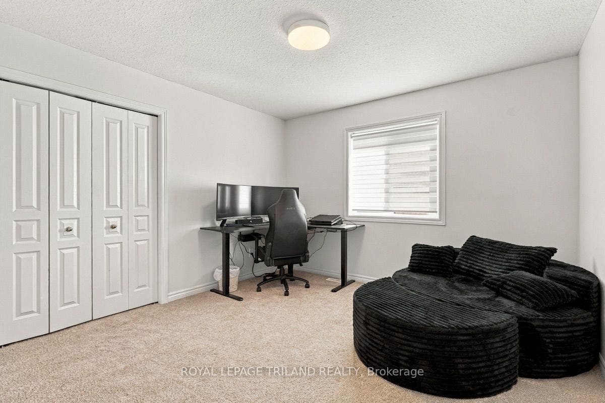 Upper: Office/Bedroom