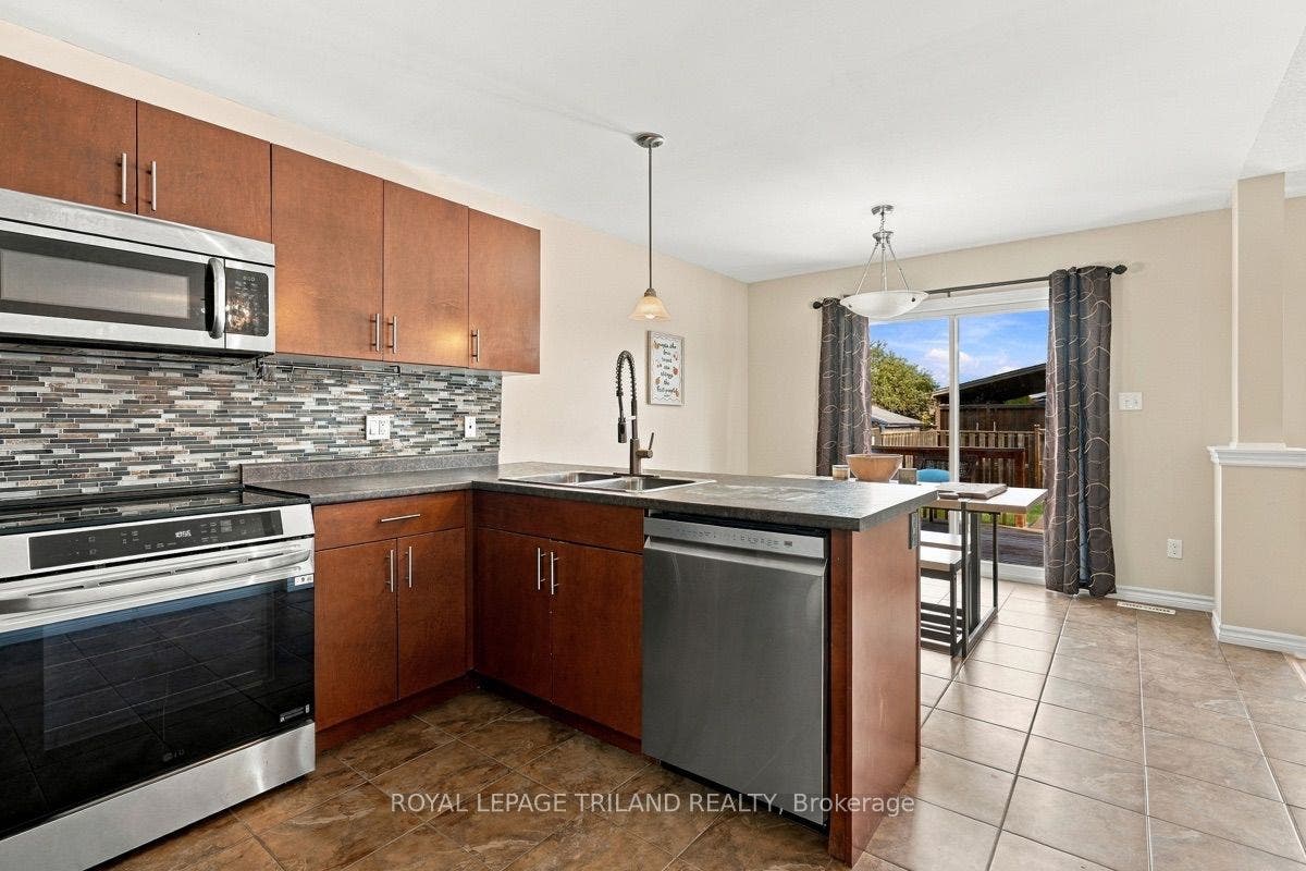 Main: Bright Kitchen