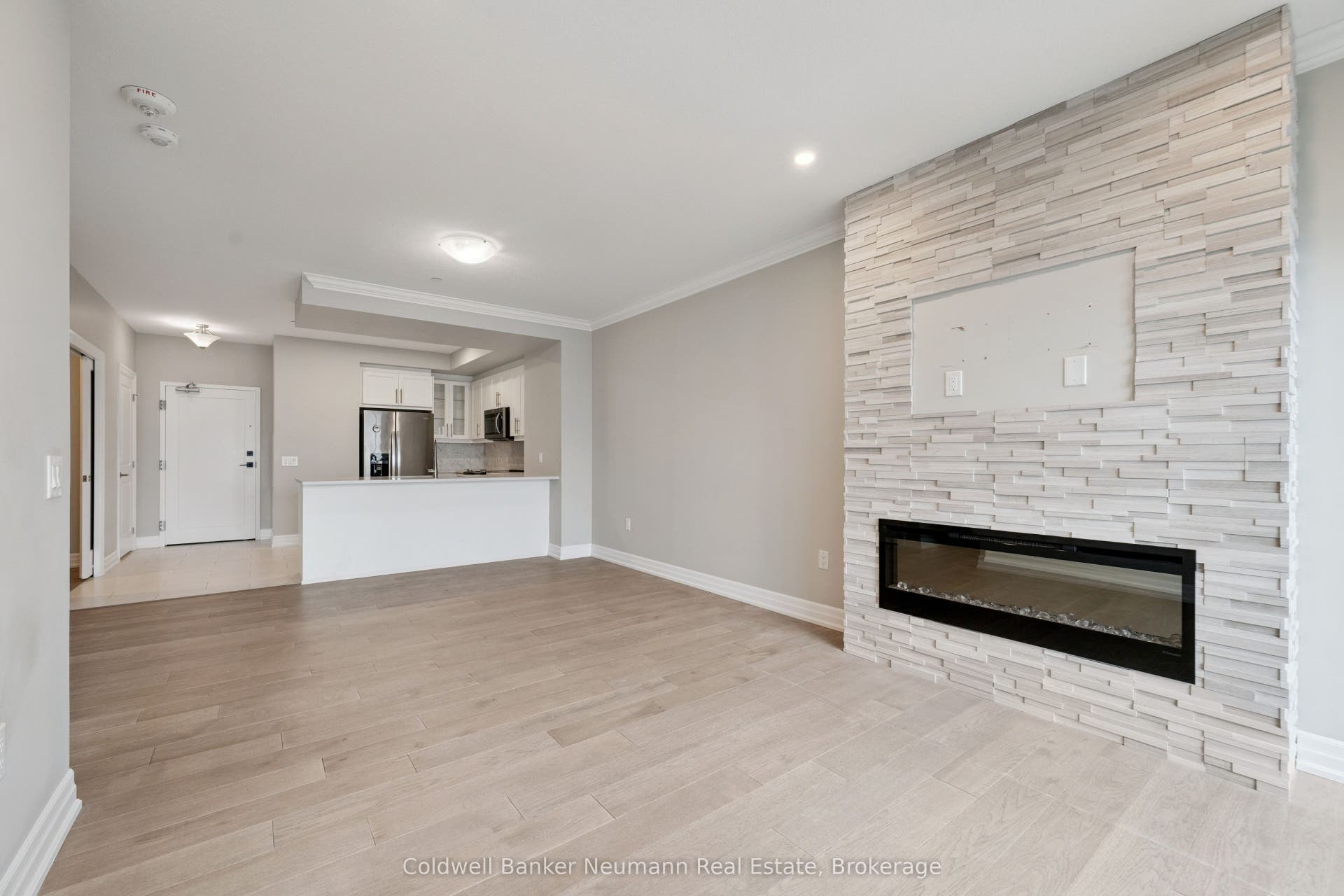 1880 Gordon Street, #908, Guelph, Wellington ON N1L 0P5 Living / Dining Room
