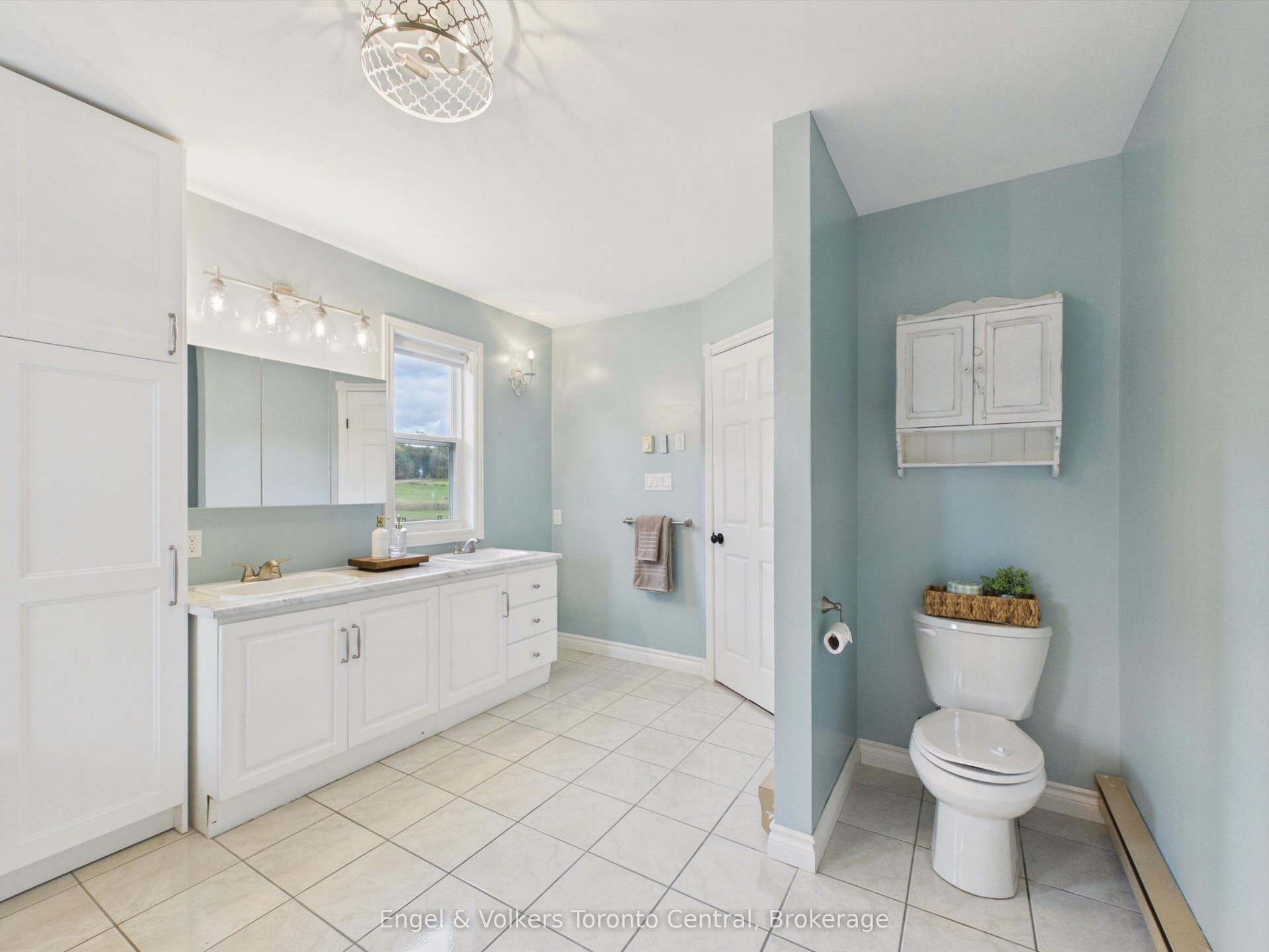 Main upper 5-piece bathroom