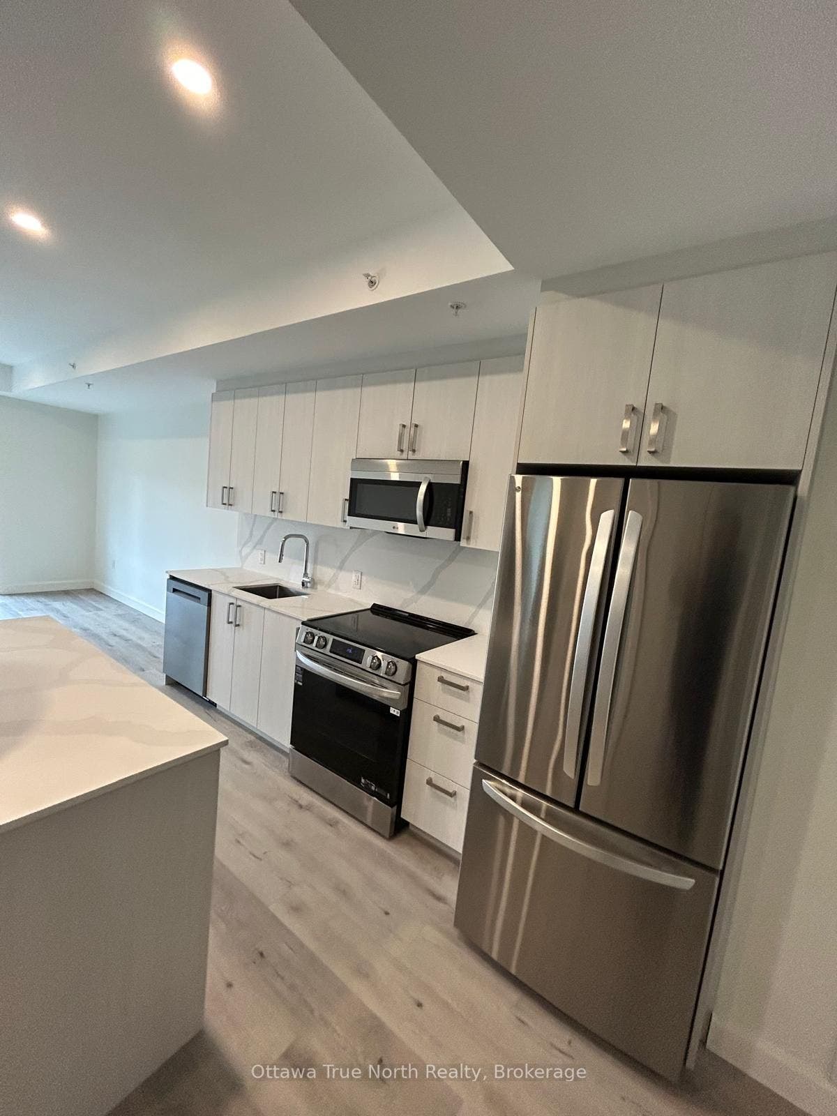 KITCHEN WITH STAINLESS STEEL APPLIANCES