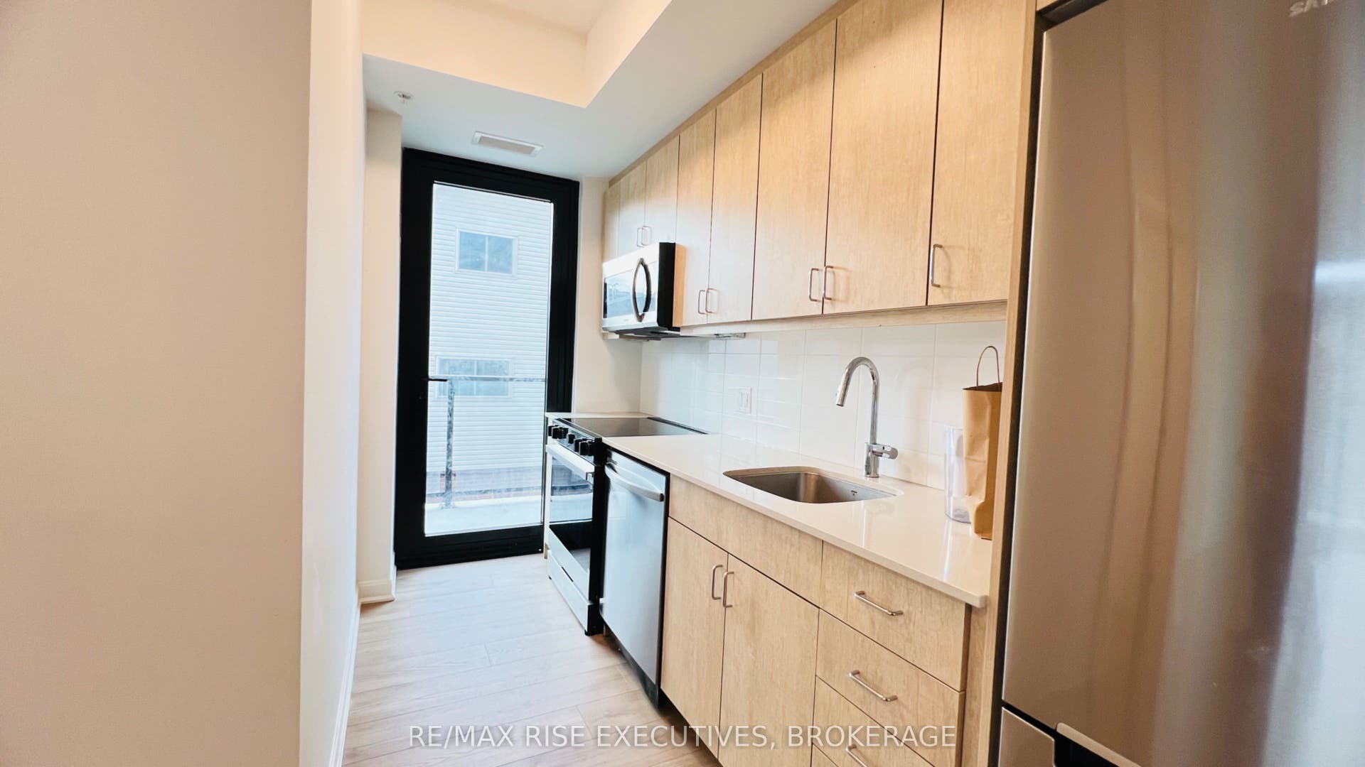 Kitchen w/Terrace walk out