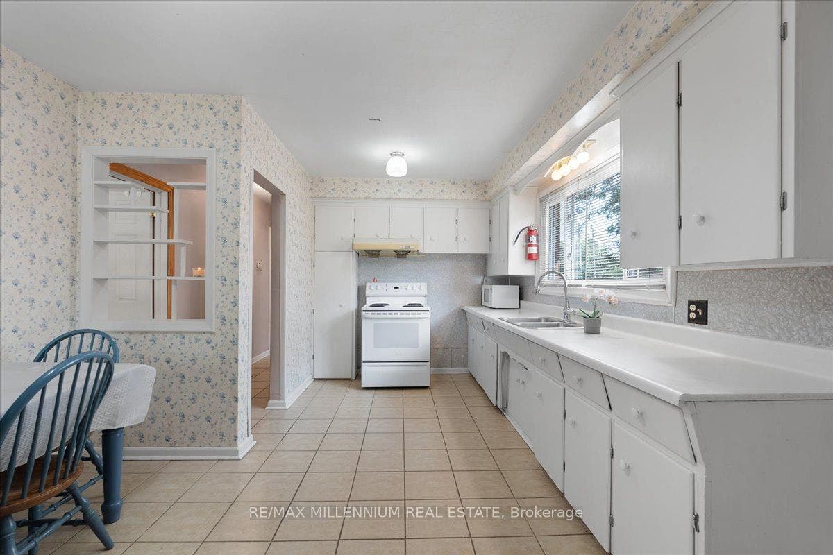 37 Radford Street, Hamilton, Hamilton ON L8S 3E5