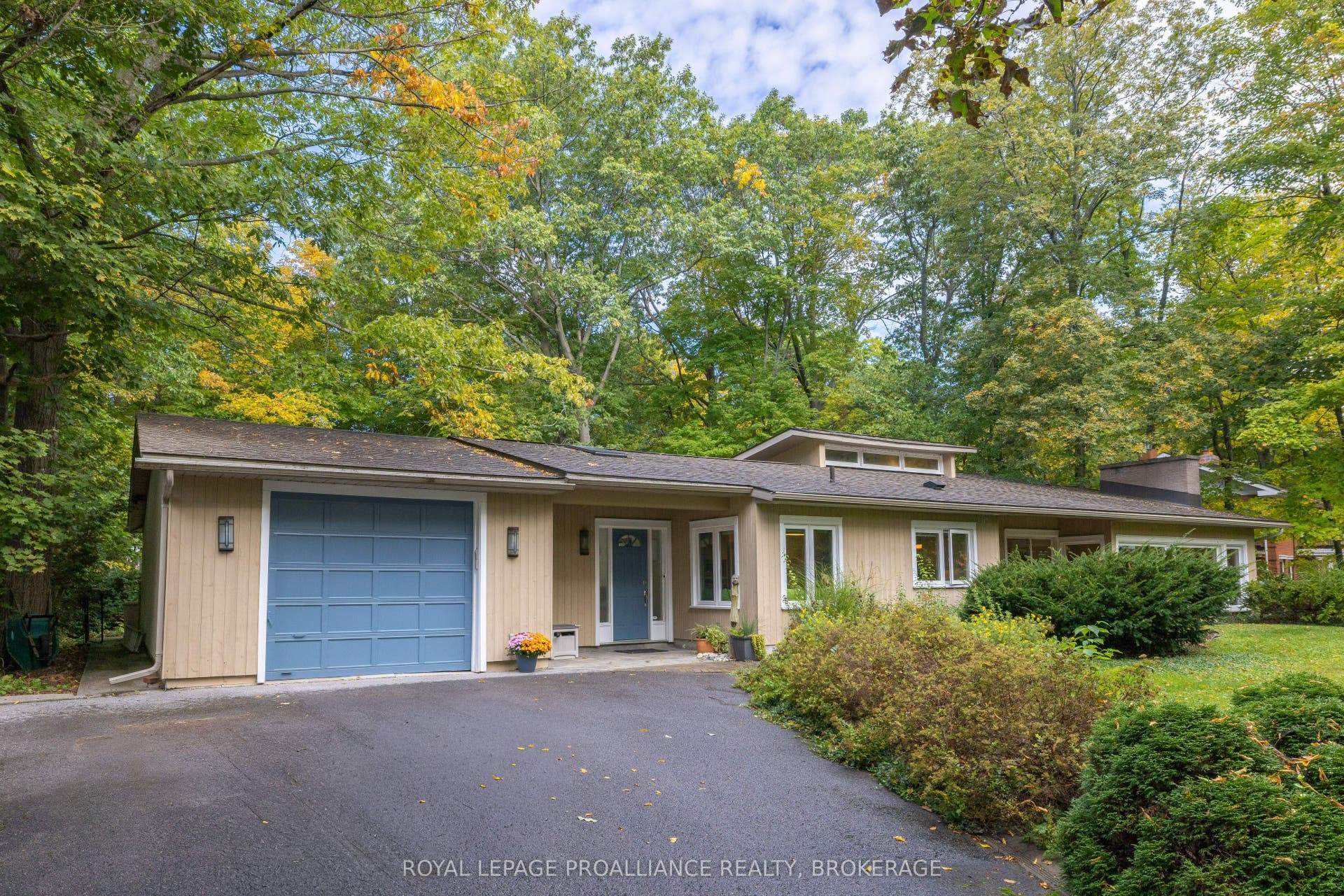 27 Riverside Drive, Kingston, Frontenac ON K7L 4V1