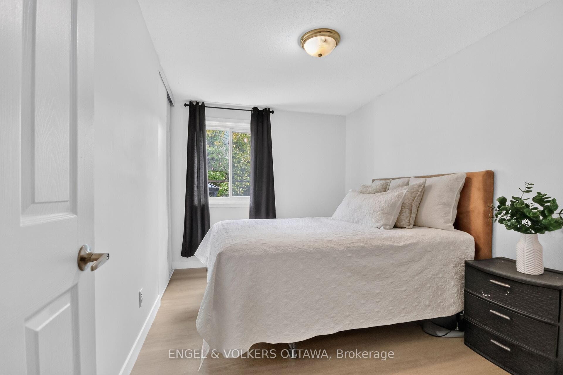 138 Sherway Drive, Barrhaven, Ottawa ON K2J 1P1 Main-Floor Bedroom
