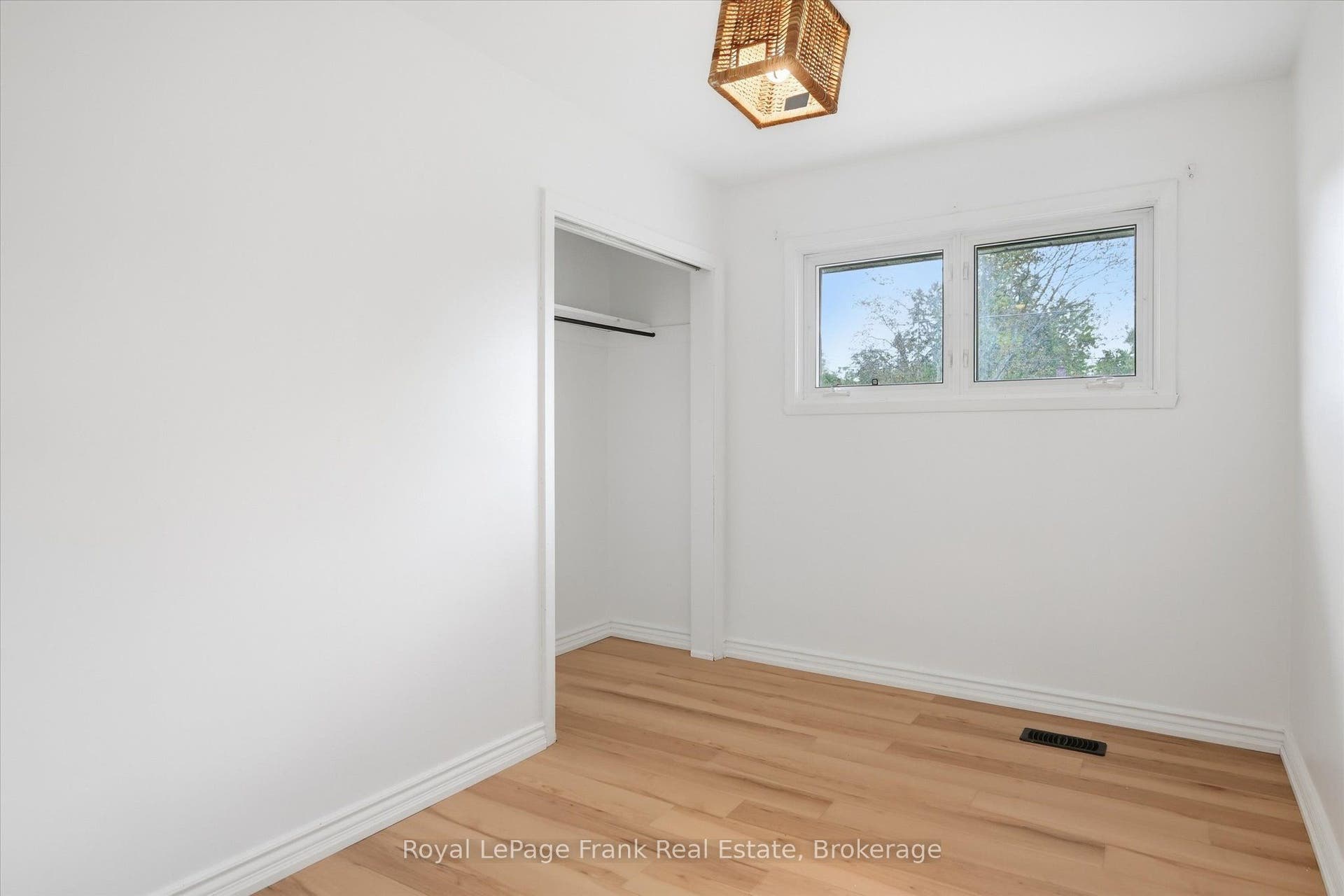 19 Daleview Avenue, Peterborough, Peterborough ON K9J 1L6