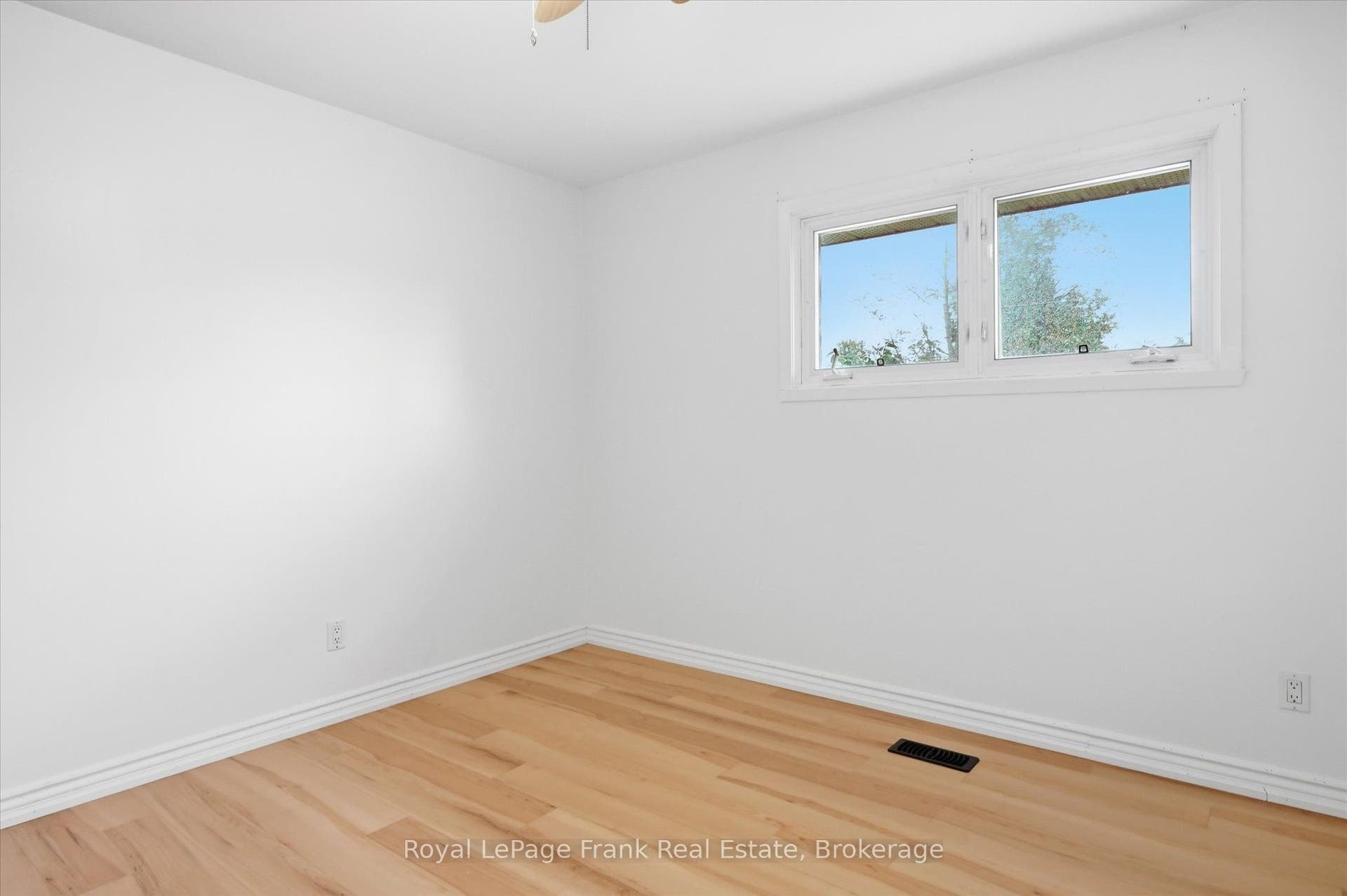 19 Daleview Avenue, Peterborough, Peterborough ON K9J 1L6