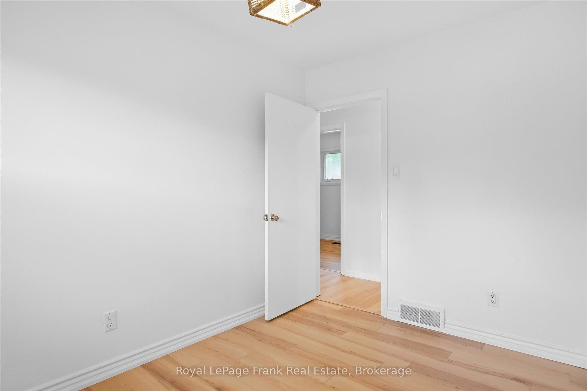 19 Daleview Avenue, Peterborough, Peterborough ON K9J 1L6